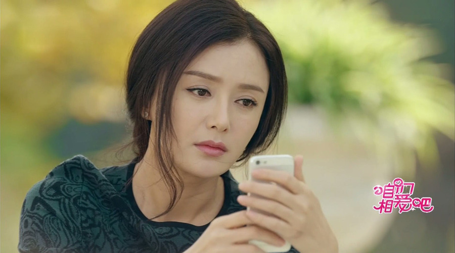 秦岚在电视剧《咱们相爱吧》中的剧照,饰演豪门贵妇蔡春妮