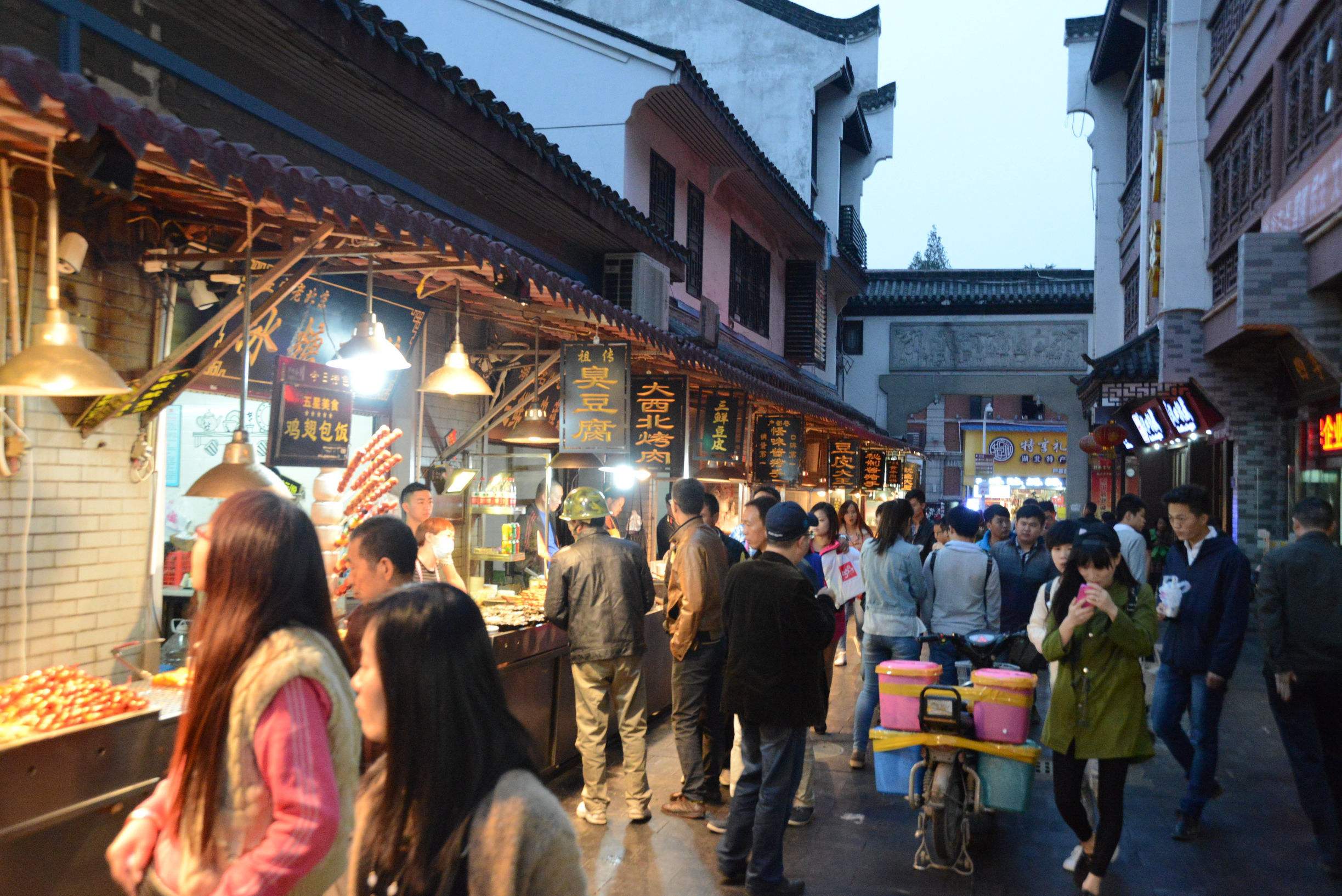 中国最"坑人"的3条美食街,除了西安的回民街,你还去过哪个?