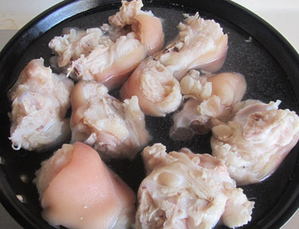 猪弯弯切成大块后冷水下锅焯水