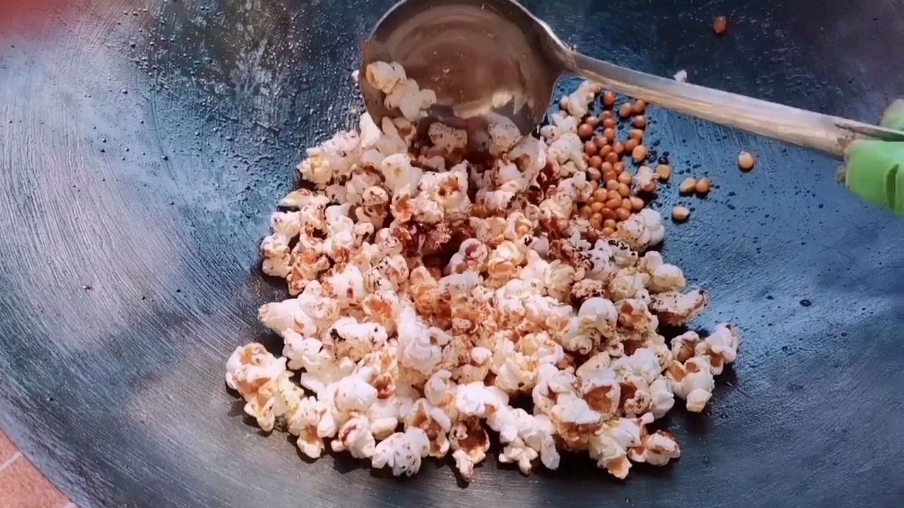 看别人做真的好简单,在家自己做爆米花,烟大炝人,做好还是糊的