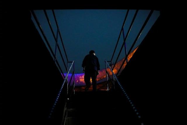 巨人的背影永远不会倒下!罗永浩好样的!加油!