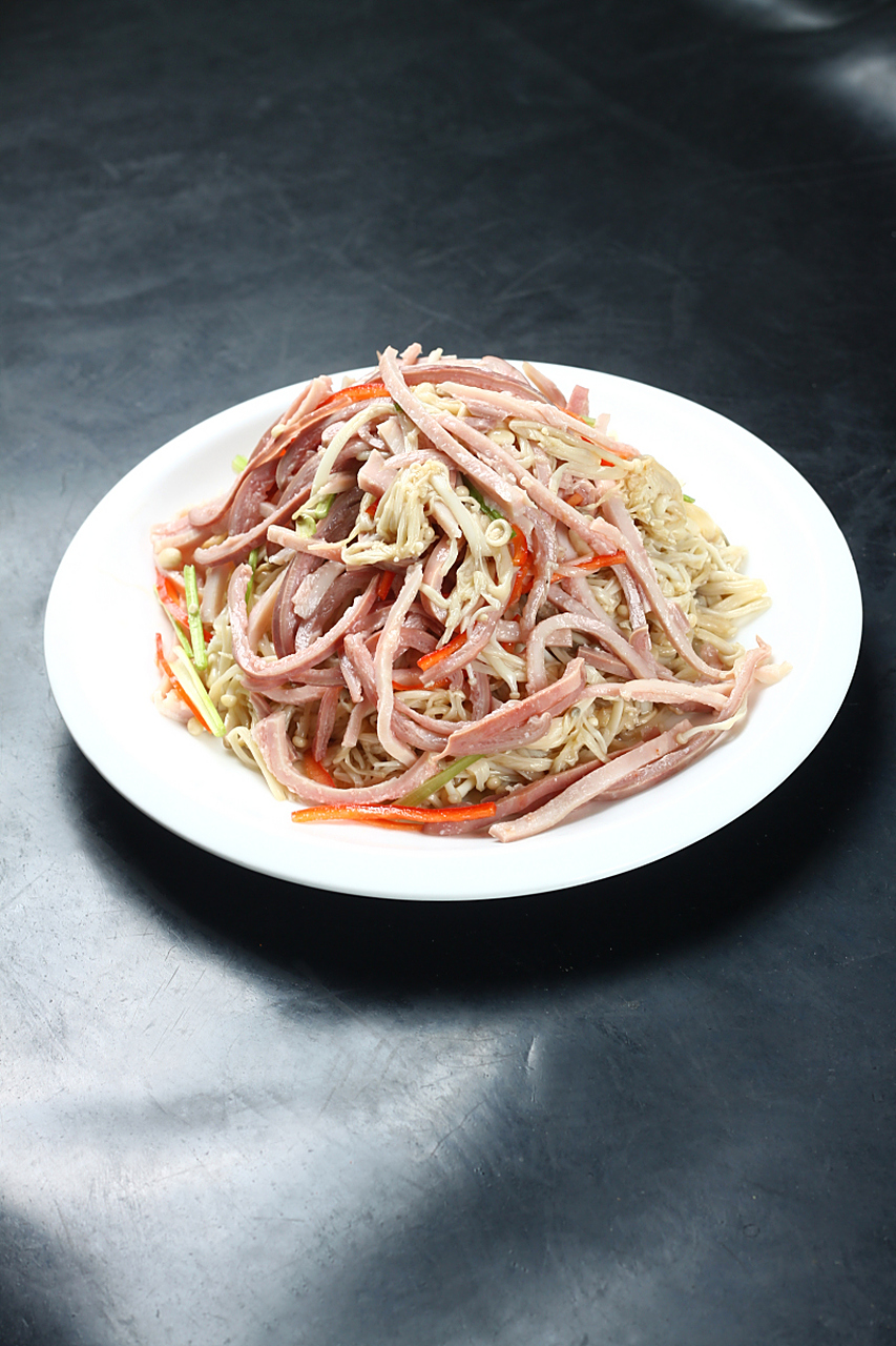 今天闲来无事,我和朋友去了一家新开的餐厅,名叫"肚丝乱蒜".