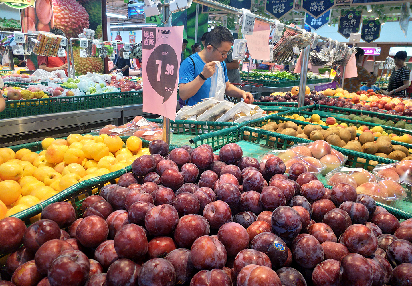 北京水果价格回落,超市夏季应季水果价格"亲民".图:黄金油桃7.