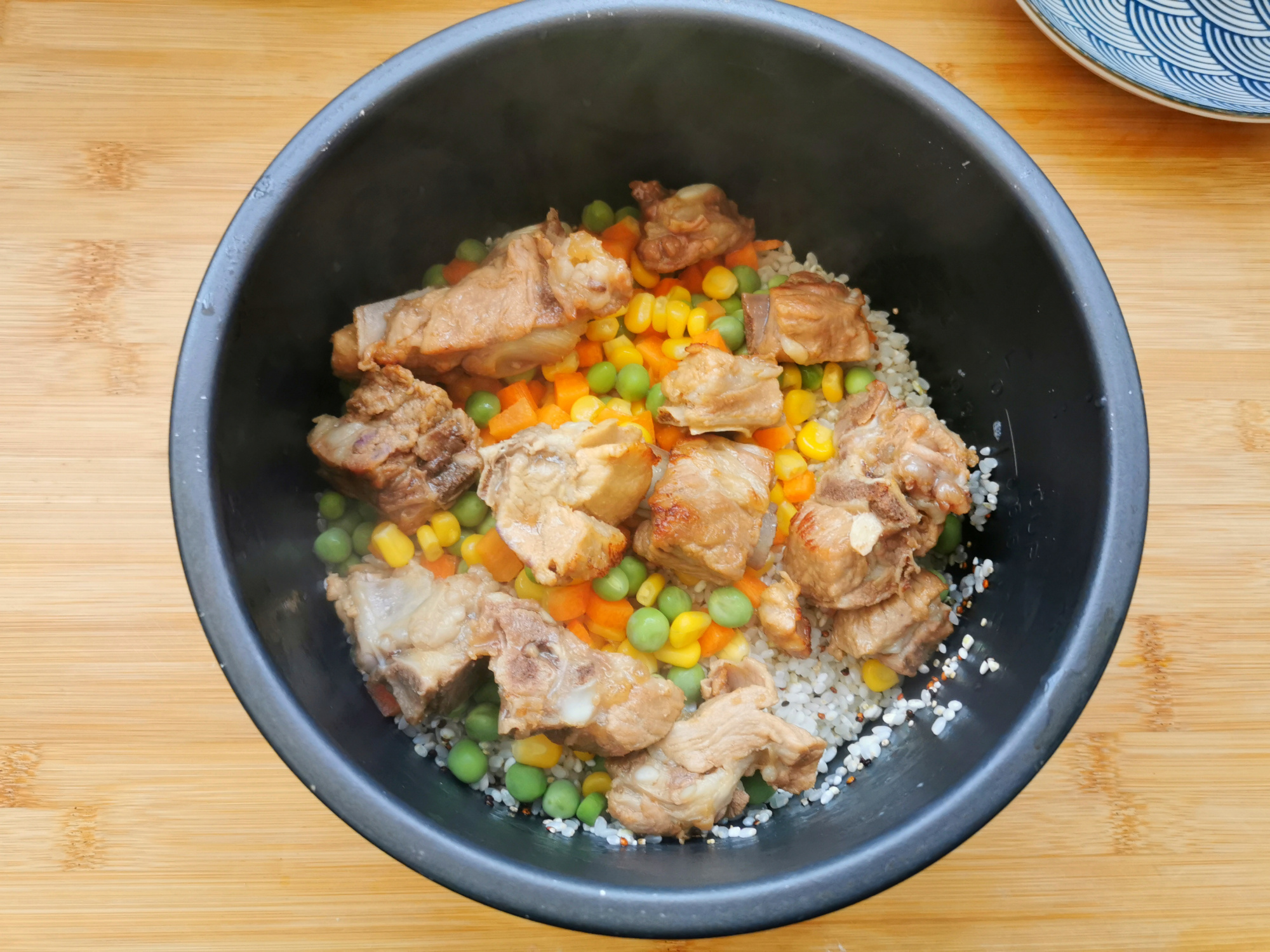 排骨燜飯這樣做才好吃!米飯顆粒分明,肉香入味,飯菜一鍋出