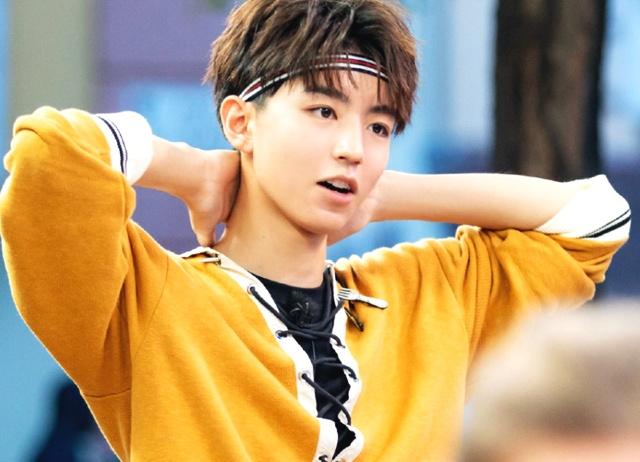 同穿黄色毛衣:王俊凯青春洋溢,王源甜味十足,朱一龙温暖治愈!