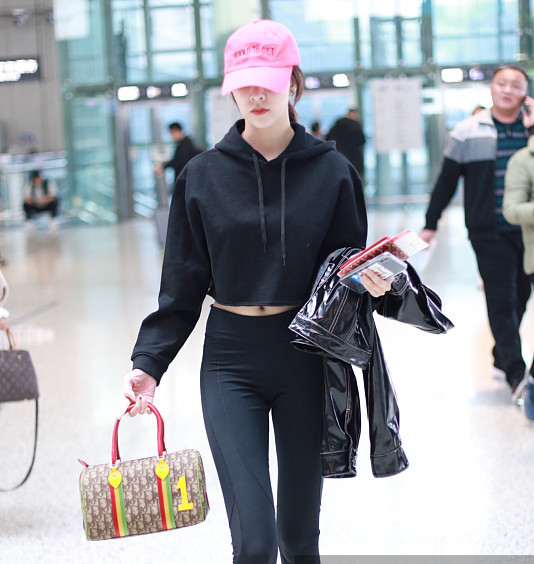 宋妍霏的"小蛮腰"真抢眼!露腰毛衫搭配紧身裤,好身材展露无遗