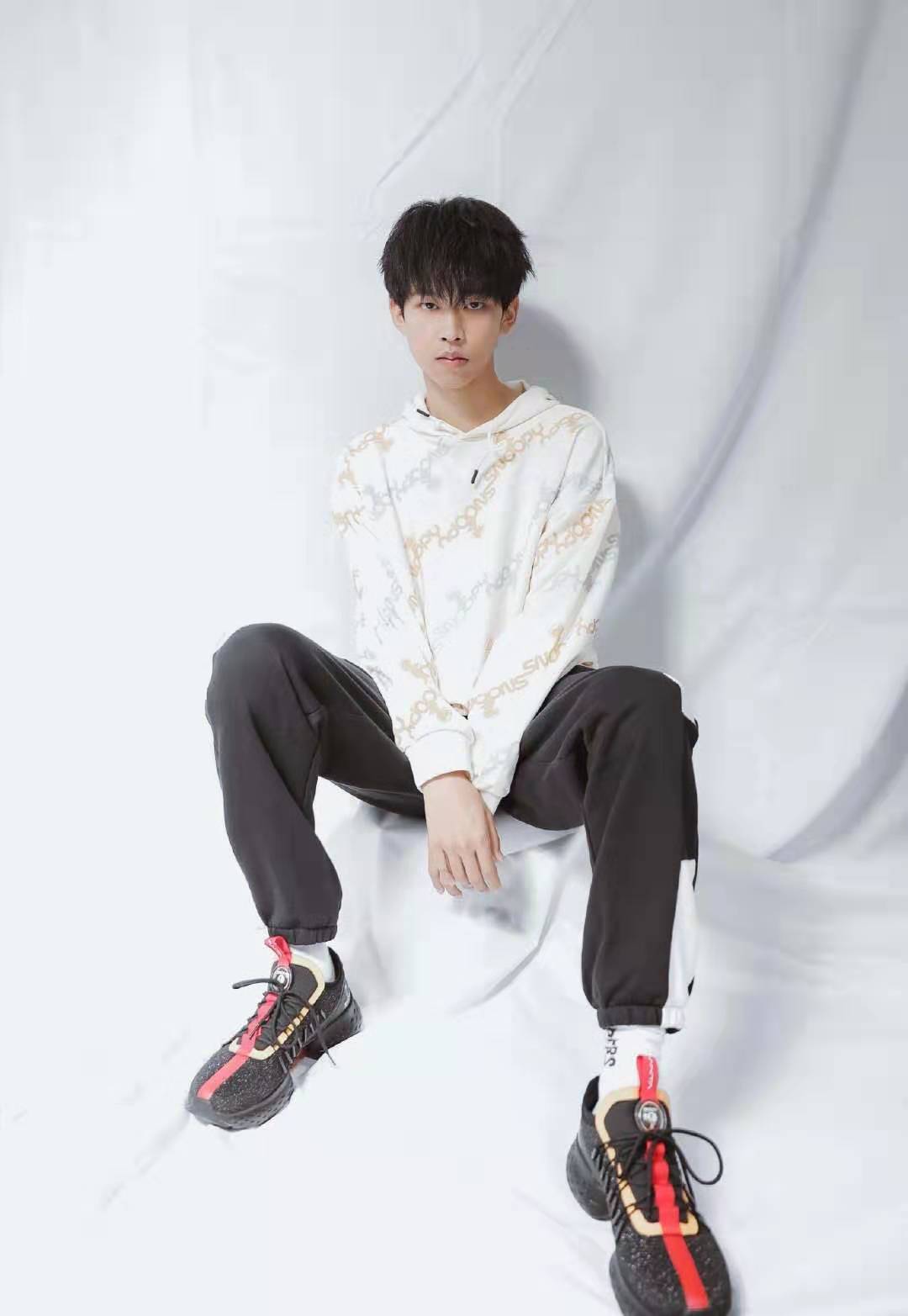 斯外戈换新风格,连帽卫衣搭配运动裤,演绎斯文少年