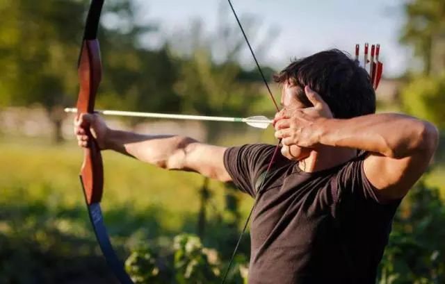 拉弓射箭需要蓄力,那要射准红心还需要什么呢?