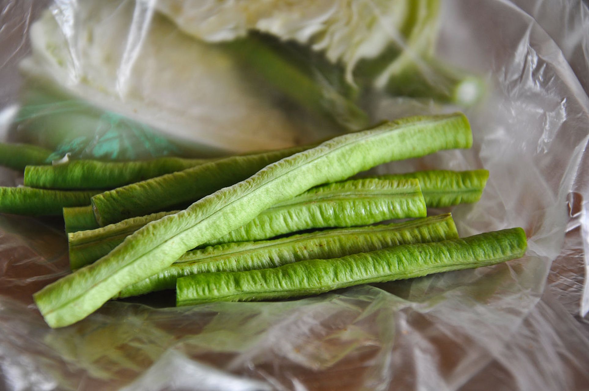 选择嫩豆角,清洗,烫漂,快速冷却后密封速冻,可成功保存豆角.