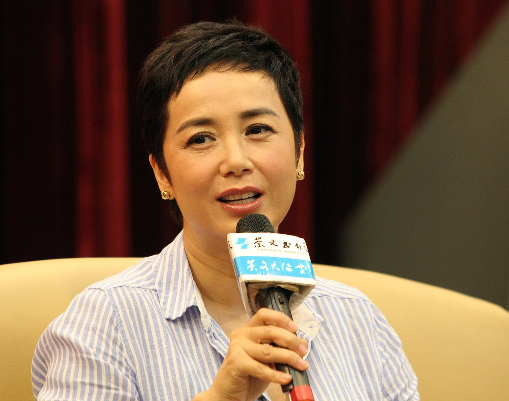 男主角佟志,文丽的老公,只是李天骄偶然遇到的风景,欣赏欣赏,然后接