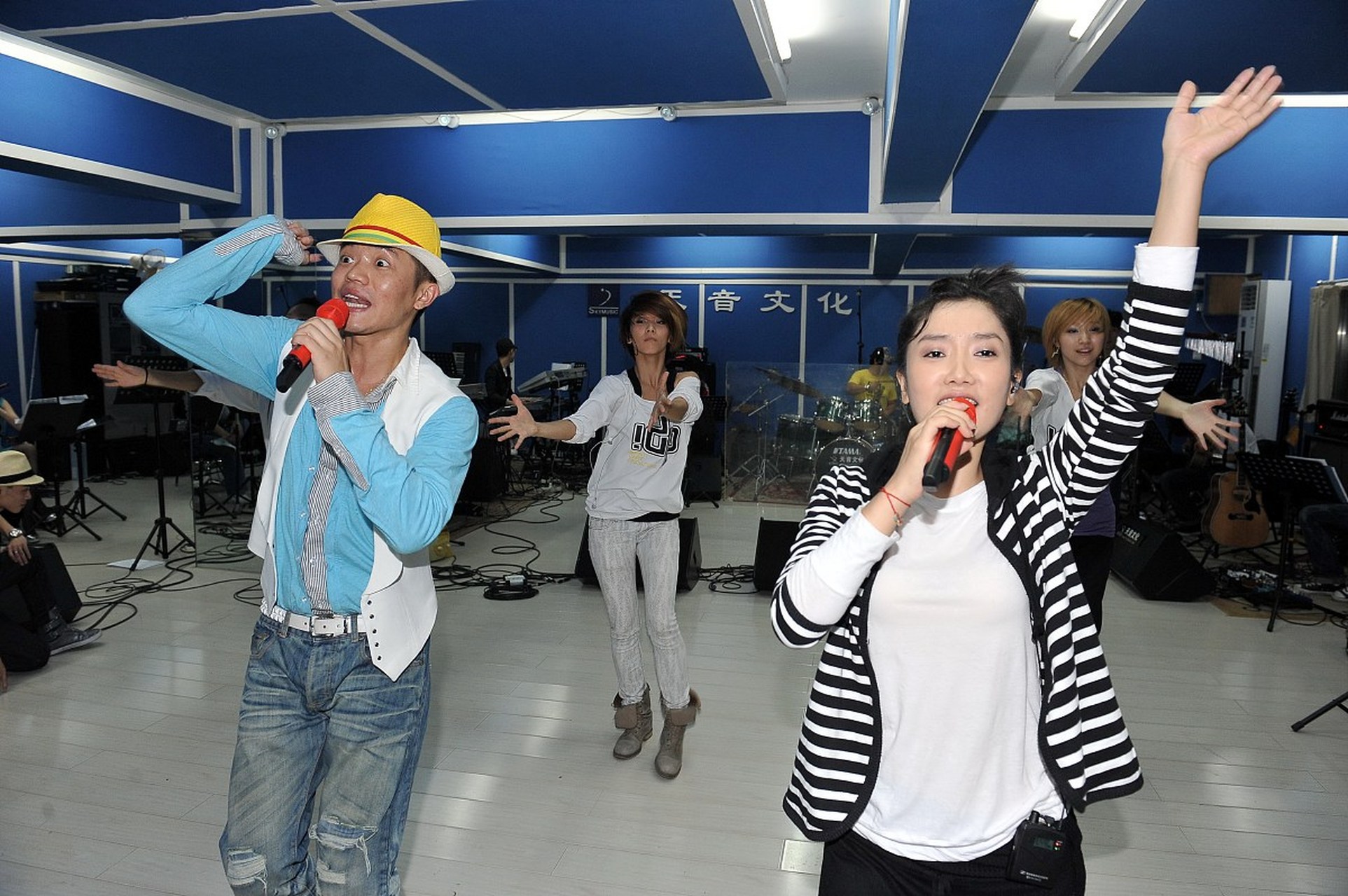 网友:典型的从质疑伍佰到理解伍佰,再到超越伍佰![左捂脸]