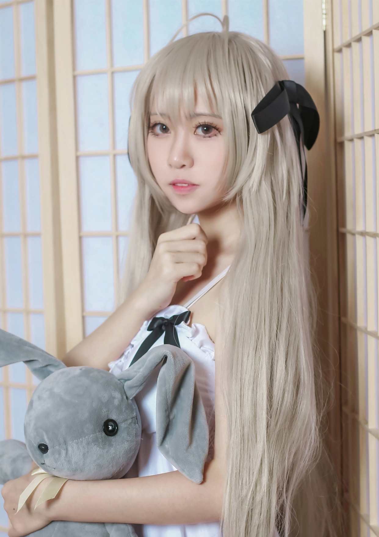 cosplay:刚睡醒的春日野穹,穿白色睡裙揉眼睛,打哈欠的样子真美