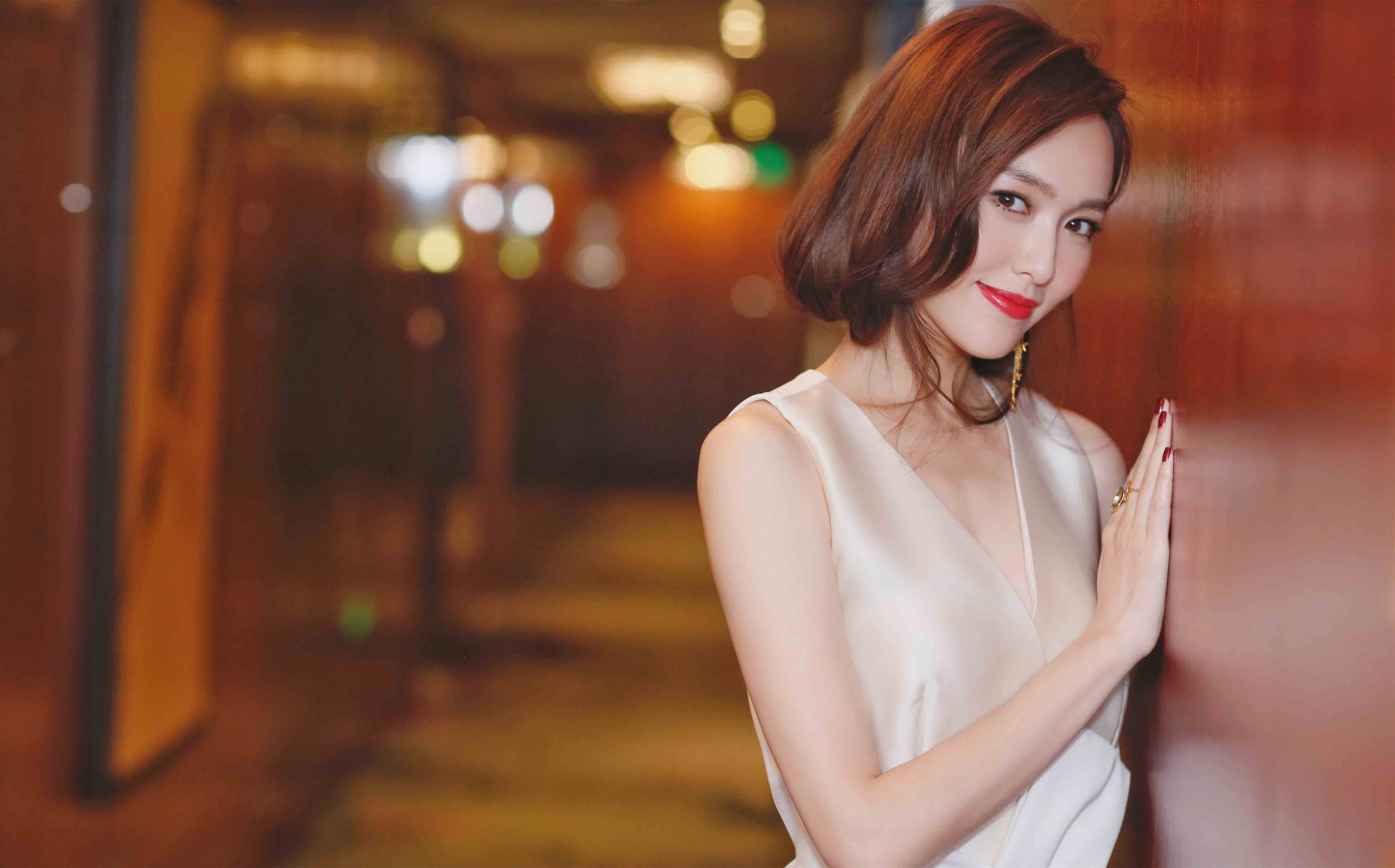 唐嫣上访谈节目,口红被主持人直接拿去涂,回应三个字显高情商!