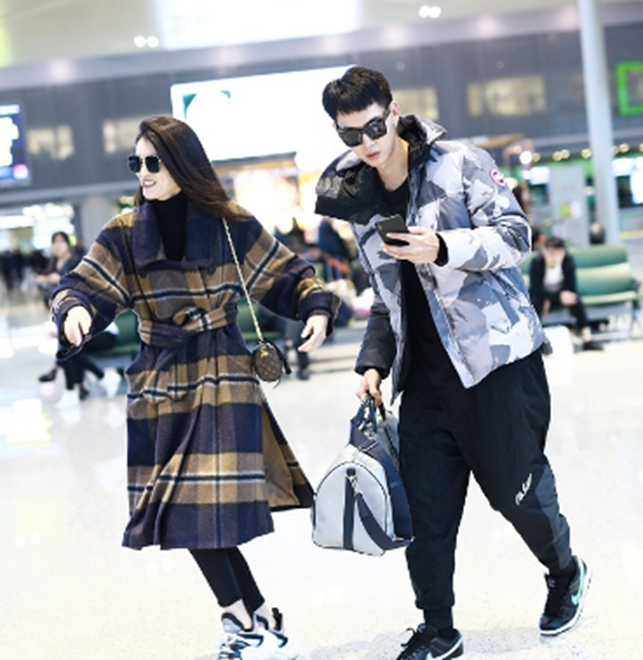 何穗与男模唐晓天现身机场,两人嬉笑疯跑,网友:偶像包袱碎一地