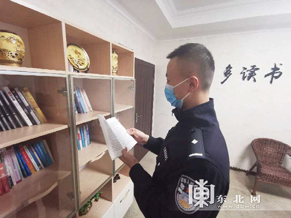 书香沁警营 民警读书"充电"