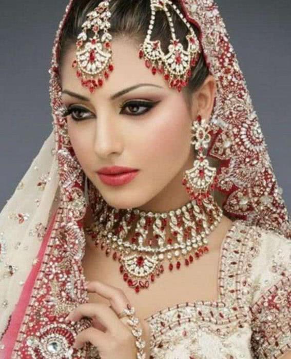 印度女孩出嫁,为啥一定要带嫁妆?种姓制度延续上千年!
