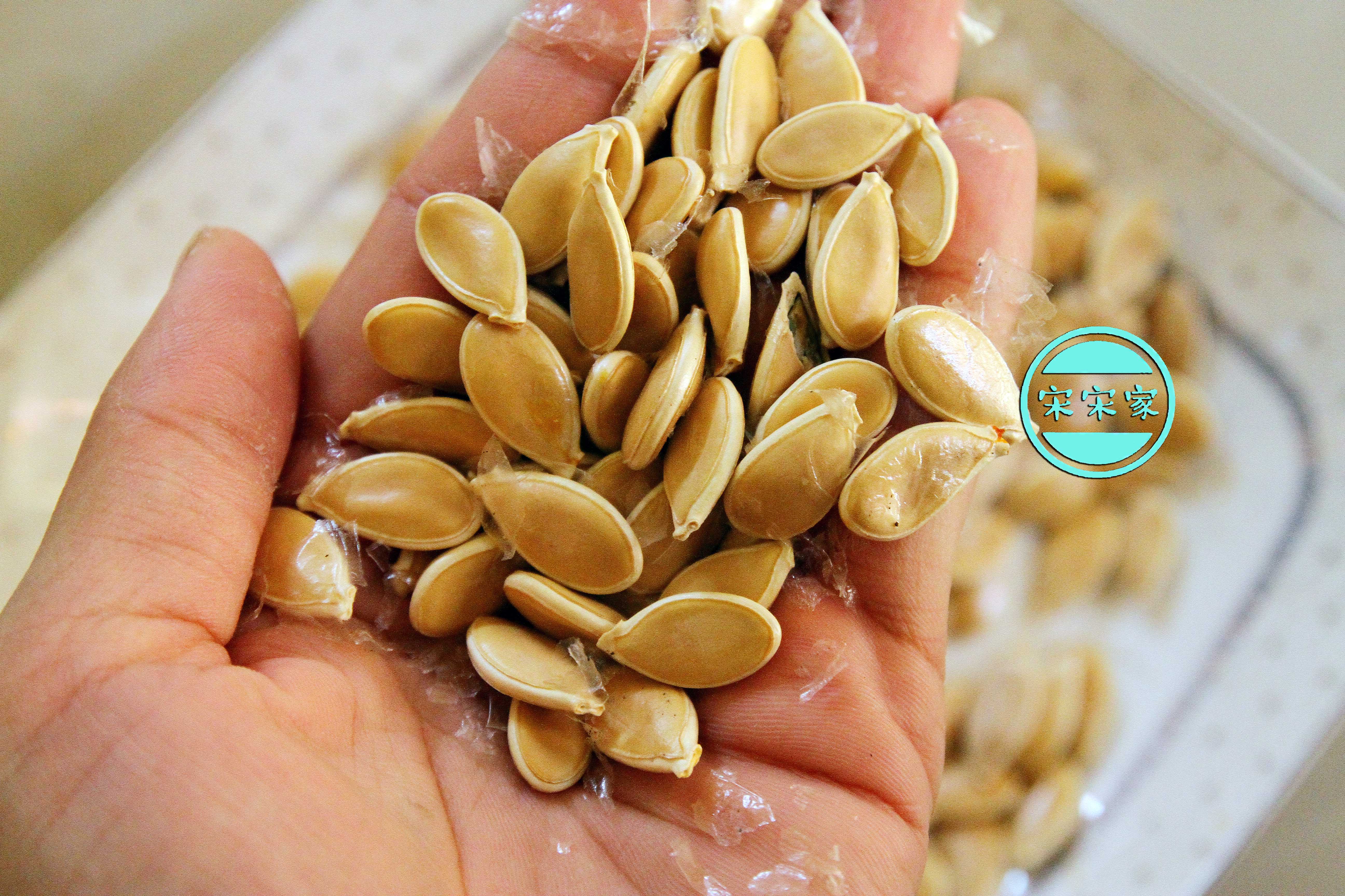 吃完南瓜别扔籽,这样简单处理下,一盘能卖20块!