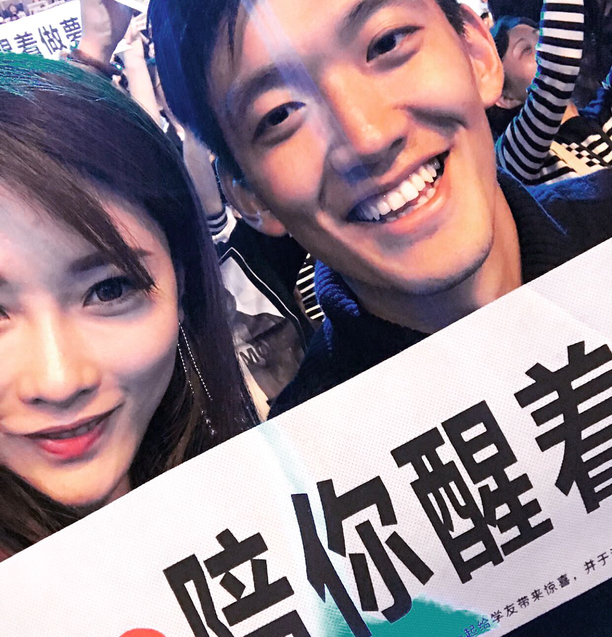 国足曝丑闻?上港门将颜骏凌与妻子离婚,球迷:别蹭中超冠军热度