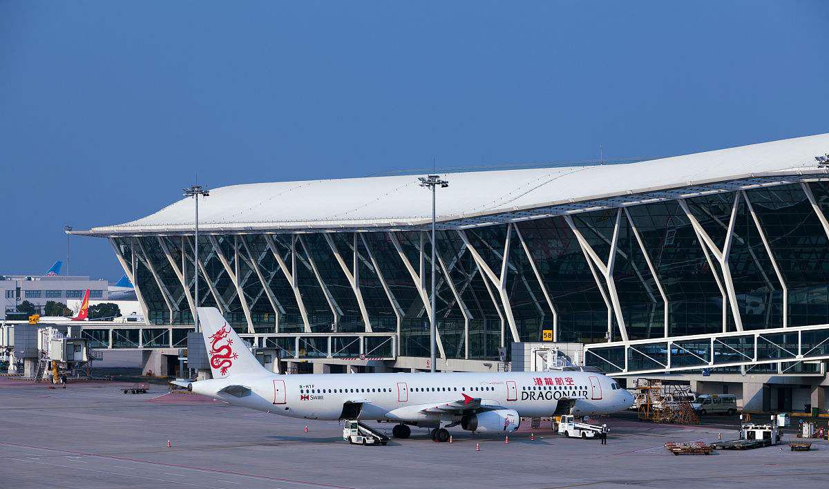 可不要小看这多出的一条跑道,它表示机场吞吐量的上限是全国最高,.