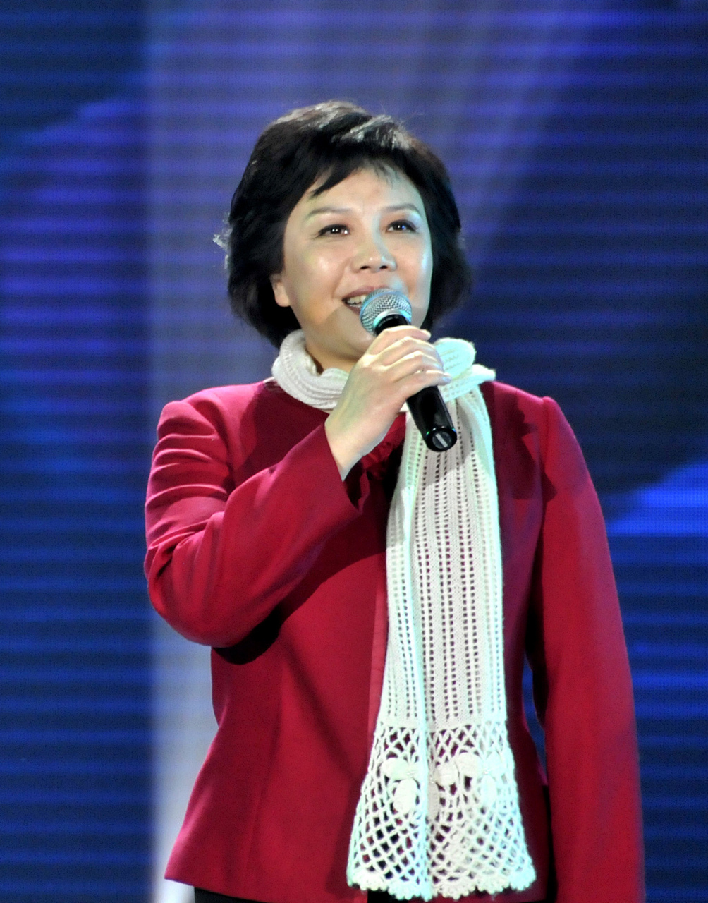 有一次,歌唱家朱明瑛去埃及演唱,她唱歌的时候看到台下观众纷纷朝舞台