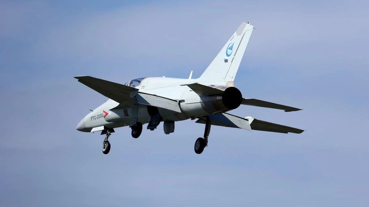 中国一新型战机02号机首飞成功,比枭龙还便宜,成专供穷国攻击机