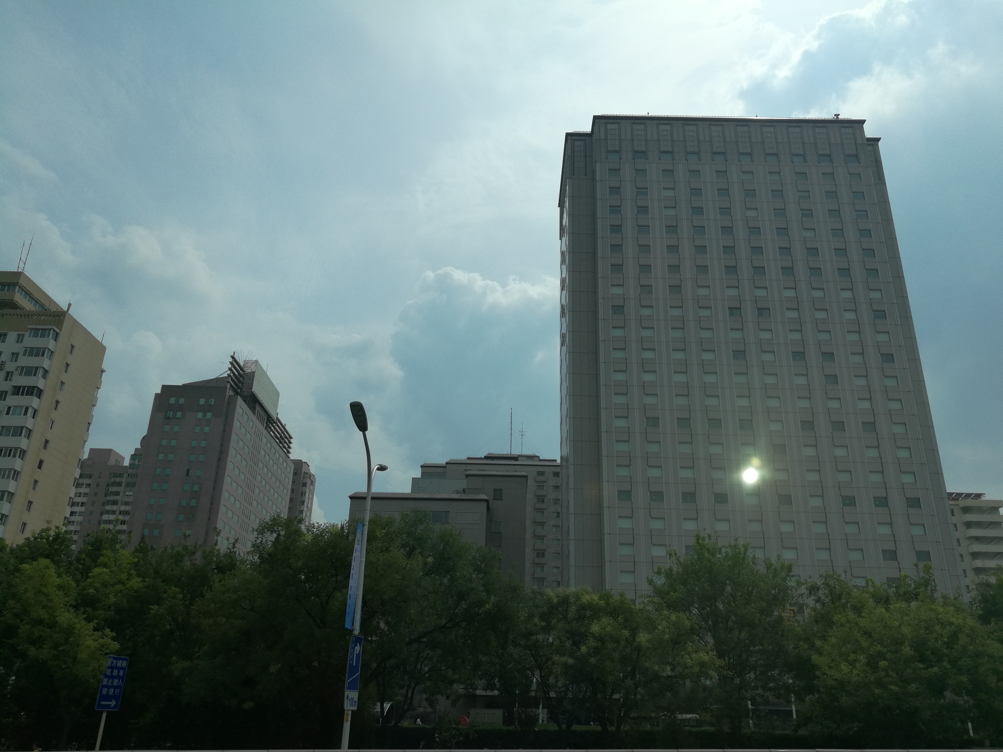 北京建外大街的城市天际线:摩天大楼很壮观,但是略微