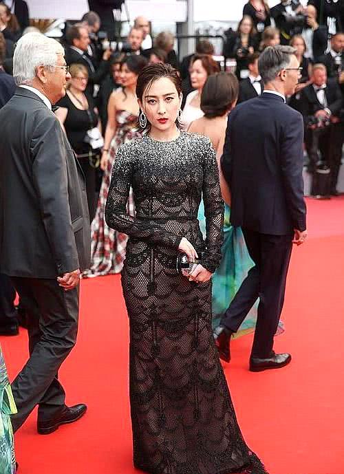 马苏与柳岩同穿透视裙,仅仅相差1岁,网友-谁赢谁输一目了然!