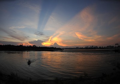 海南琼海市上空出现美丽夕阳,万丈光芒横空穿过,景色