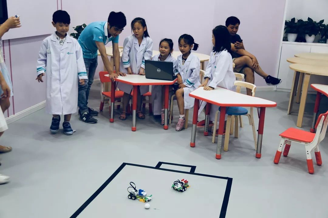 哈哈少儿频道《欢乐蹦蹦跳》主持人楚楚姐姐在爱贝迪学院和你一起玩转