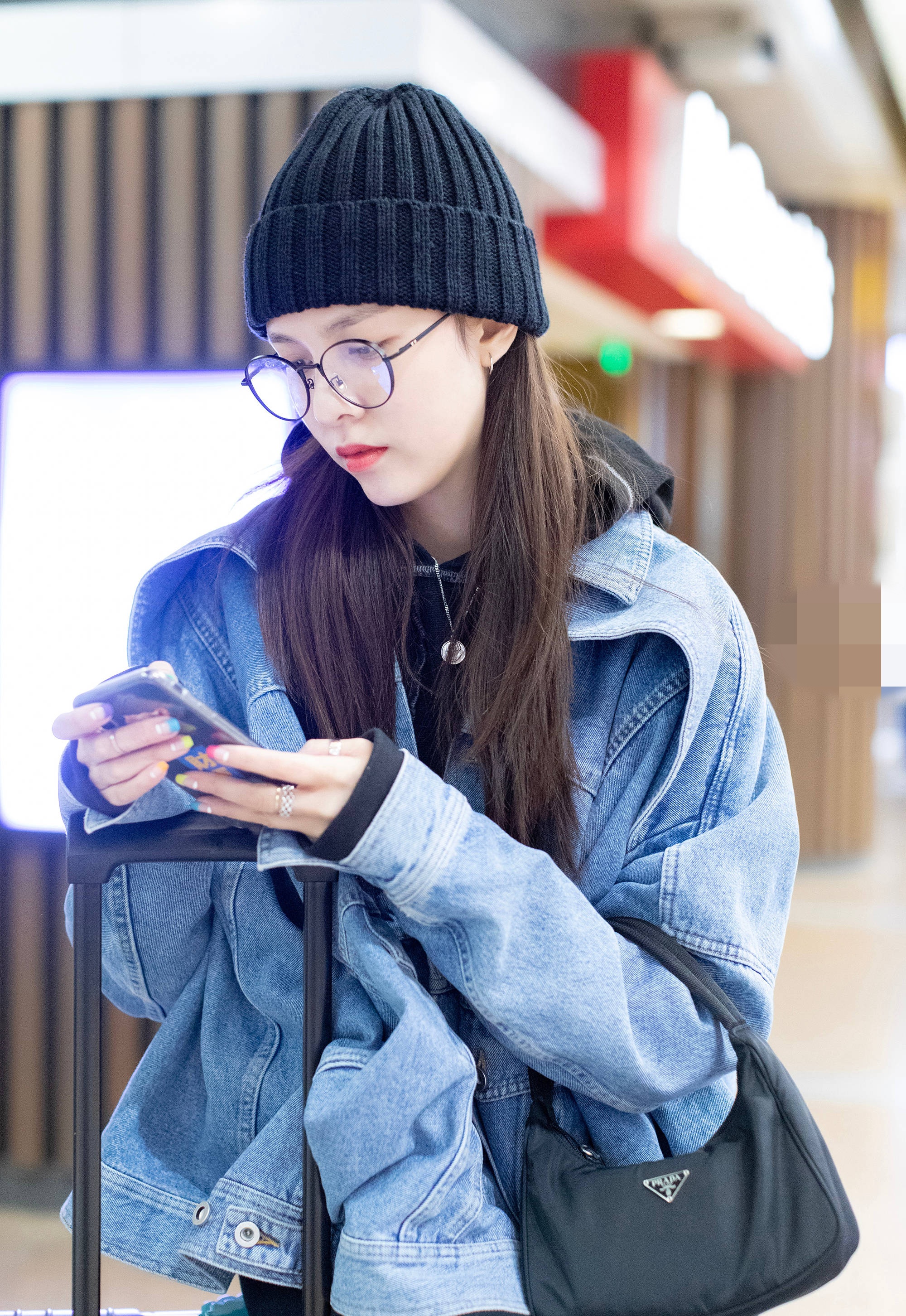 宋妍霏机场亮相,牛仔外套搭出浓郁学生气,身材比例太完美!