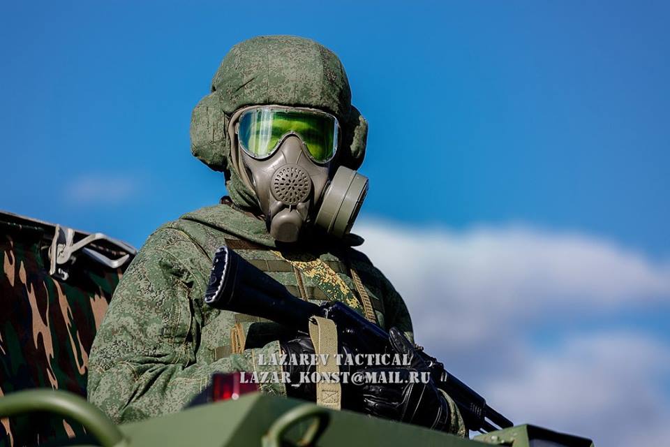 军用防毒面具士兵图片