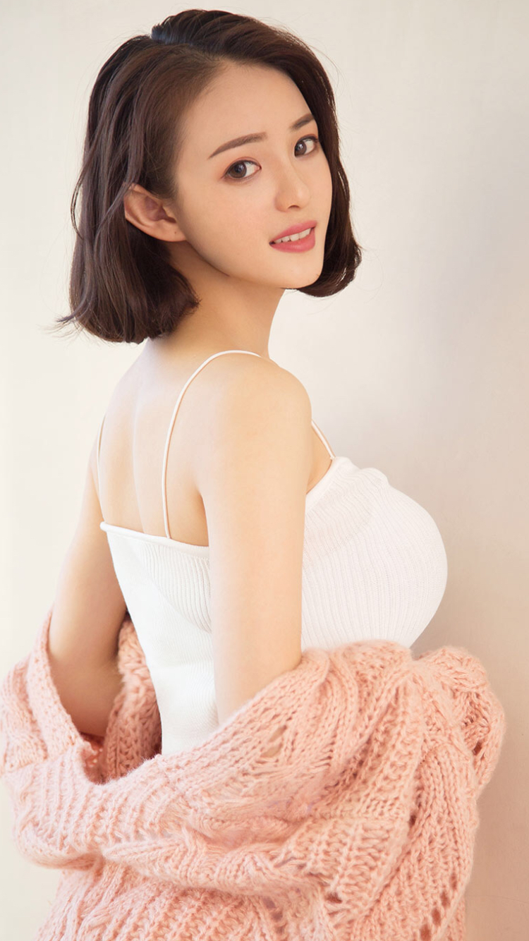 小美女,大眼睛,尖尖的耳朵像精灵