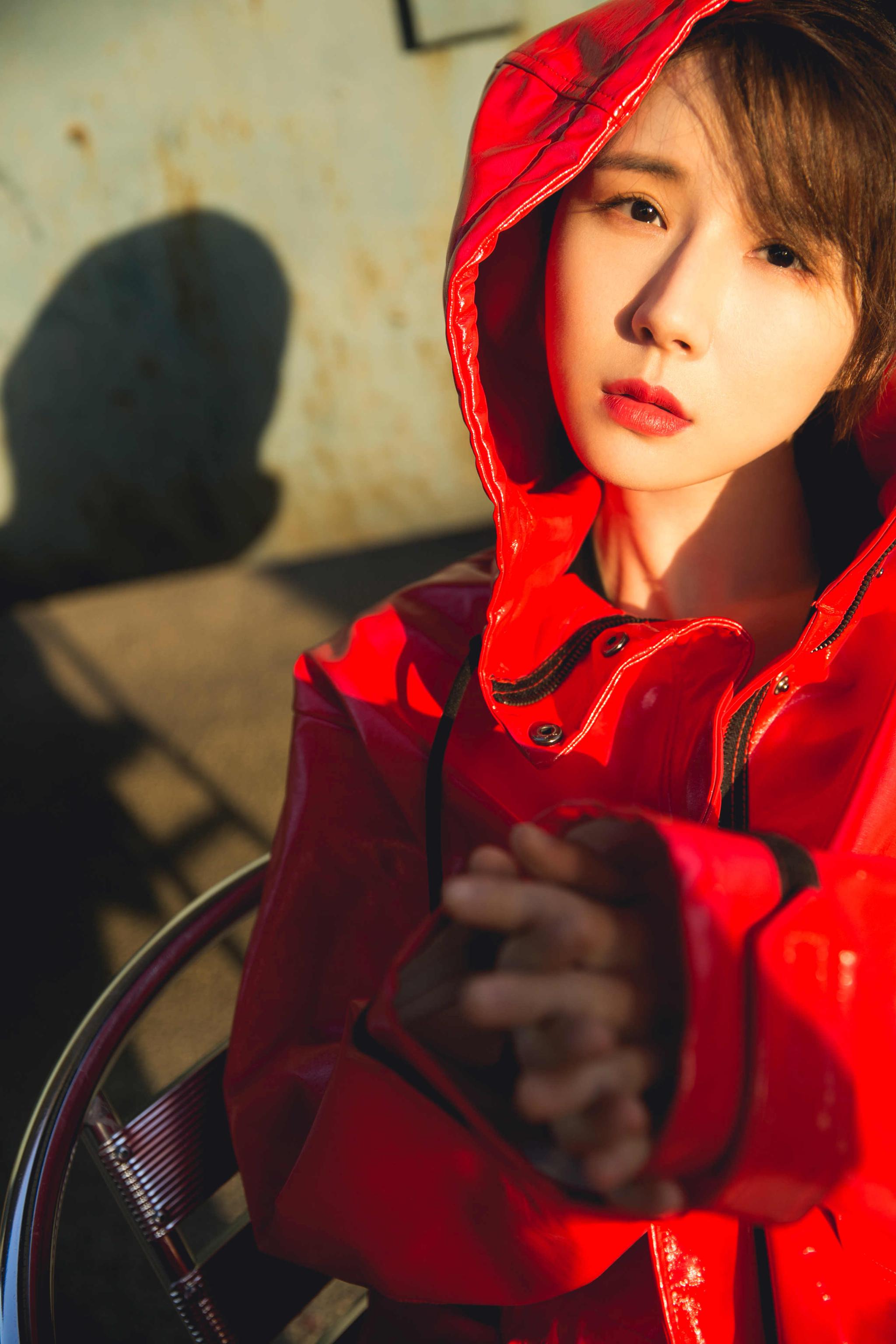 演员方安娜《皓镧传》外前卫街拍曝光 诠释新潮朋克风