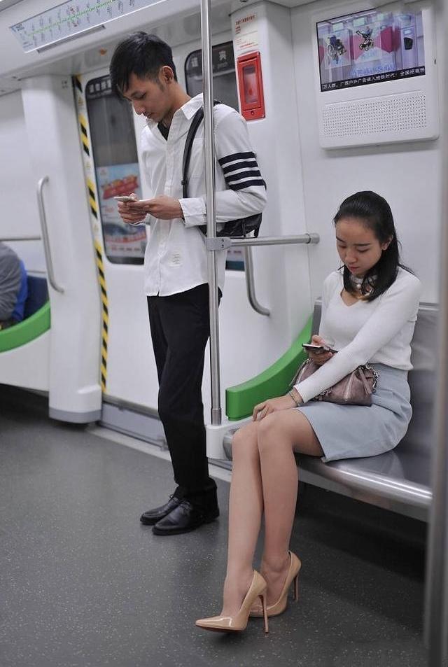 地铁中的小姐姐是那么文静优雅,坐姿体现她的教养