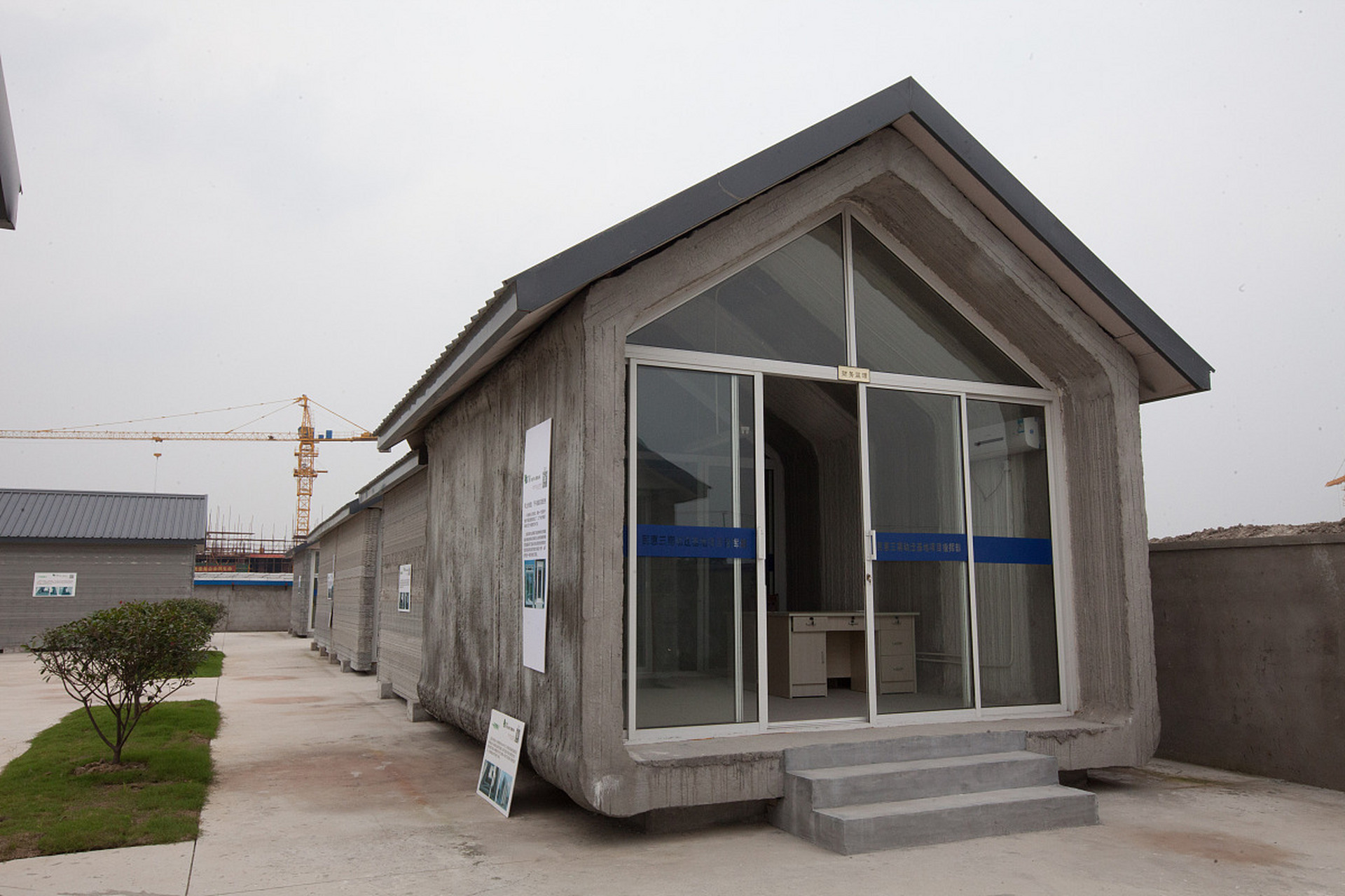 摘要:  折叠活动房是一种临时住房,具有折叠小巧,易于运输和搭建方便