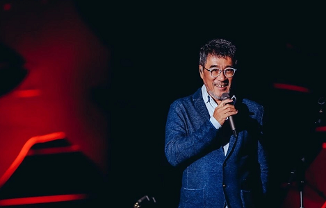 李宗盛遇到他自称小李,周杰伦遇到他化身迷弟,网友:无人可超越