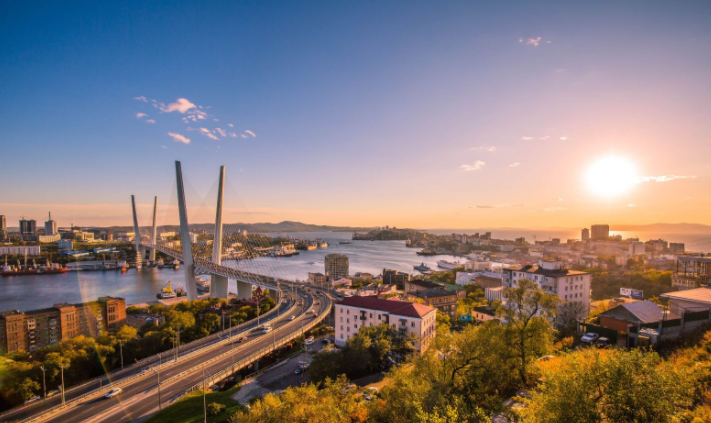 金角湾大桥这是一座主跨737m的斜拉桥,总长1388.09米