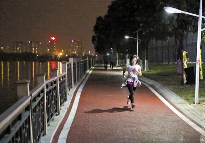 晨跑和夜跑,哪一个更利于燃脂减肥?看完后你就知道了!