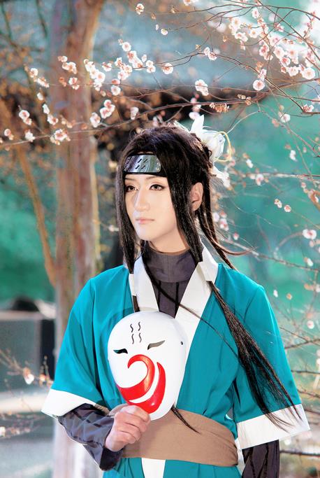 图为白,雪一族的后裔,桃地再不斩的随从,拥有母亲遗传的冰遁血继限界.