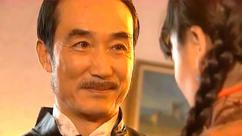 女人汤老爷对丫环施展摸头杀丫环瞬间沦陷抱着老爷就喊爹