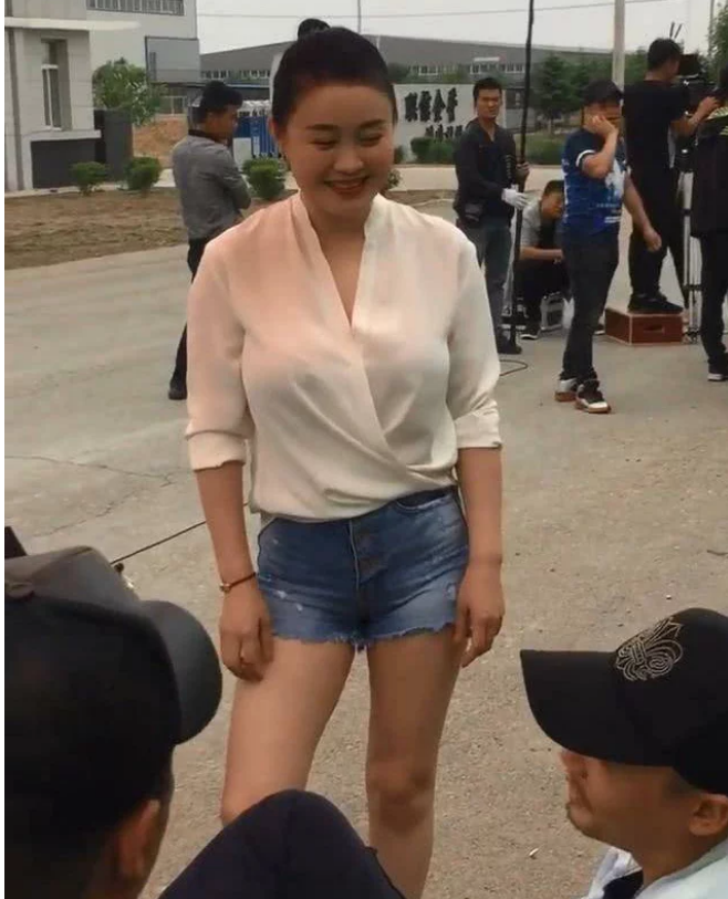 关婷娜穿衣太大胆,这样的穿搭也就是她了,网友:短裤太"尴尬"