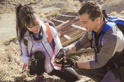 荒野求生柳岩和贝爷图片