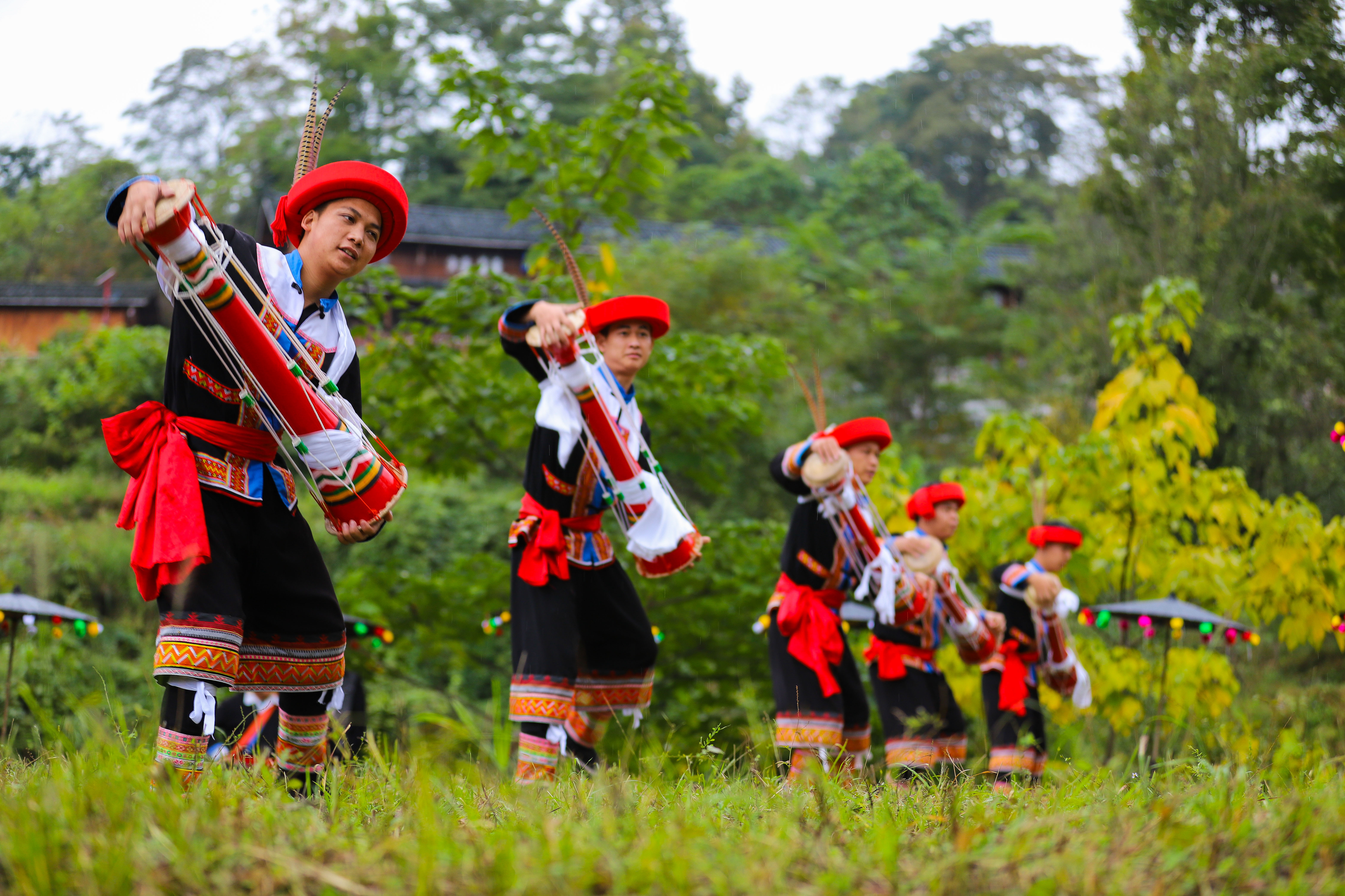 瑶族人能歌善舞,于是以歌求爱,以物定情,是著名乐曲《瑶族舞曲》的