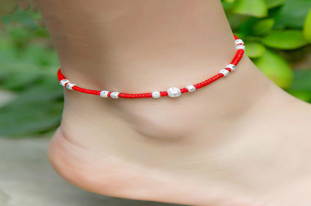 为什么有些女孩子喜欢在脚上绑红绳?有什么含义?答案很简单