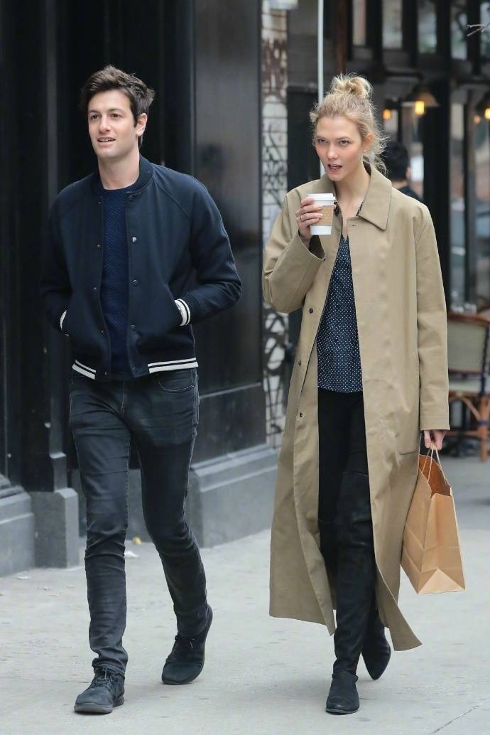 超模karlie kloss,和相恋6年的男友订婚,无名指上的戒指亮瞎眼