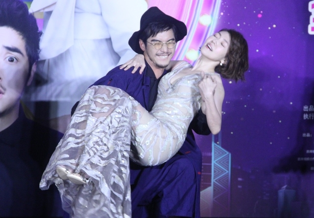 小s穿紧身透视装,获猛男轮番公主抱