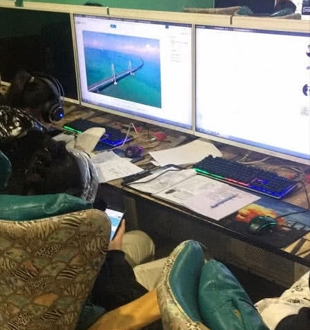 自古网吧多神人,妹子写作业我能忍,看到这位小朋友后,我服了!