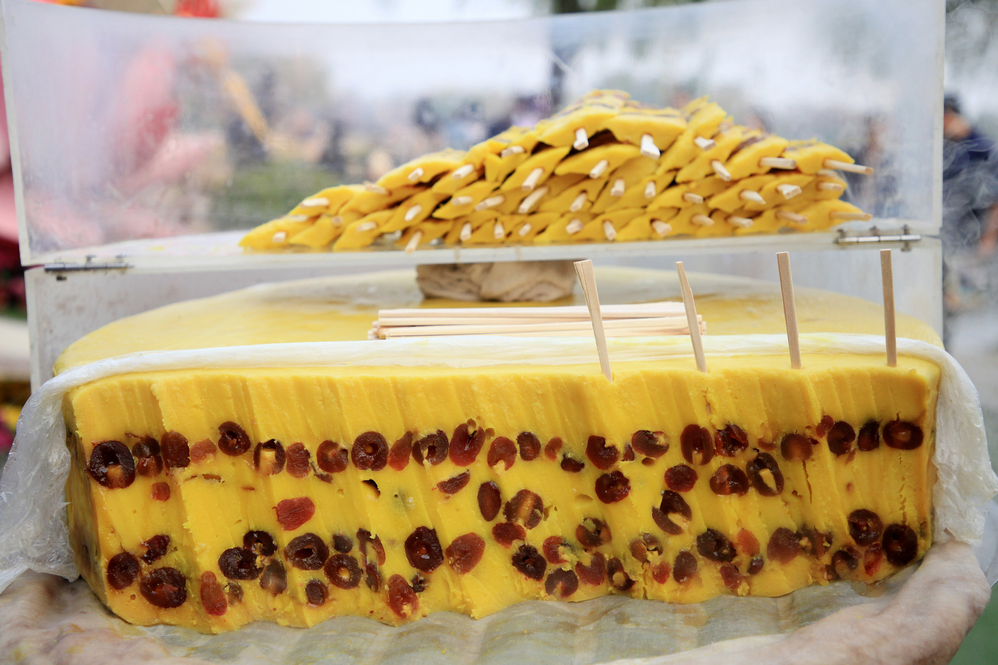 河南大叔卖祖传切糕成网红,拥百万粉丝,爆红原因只因一句吆喝声