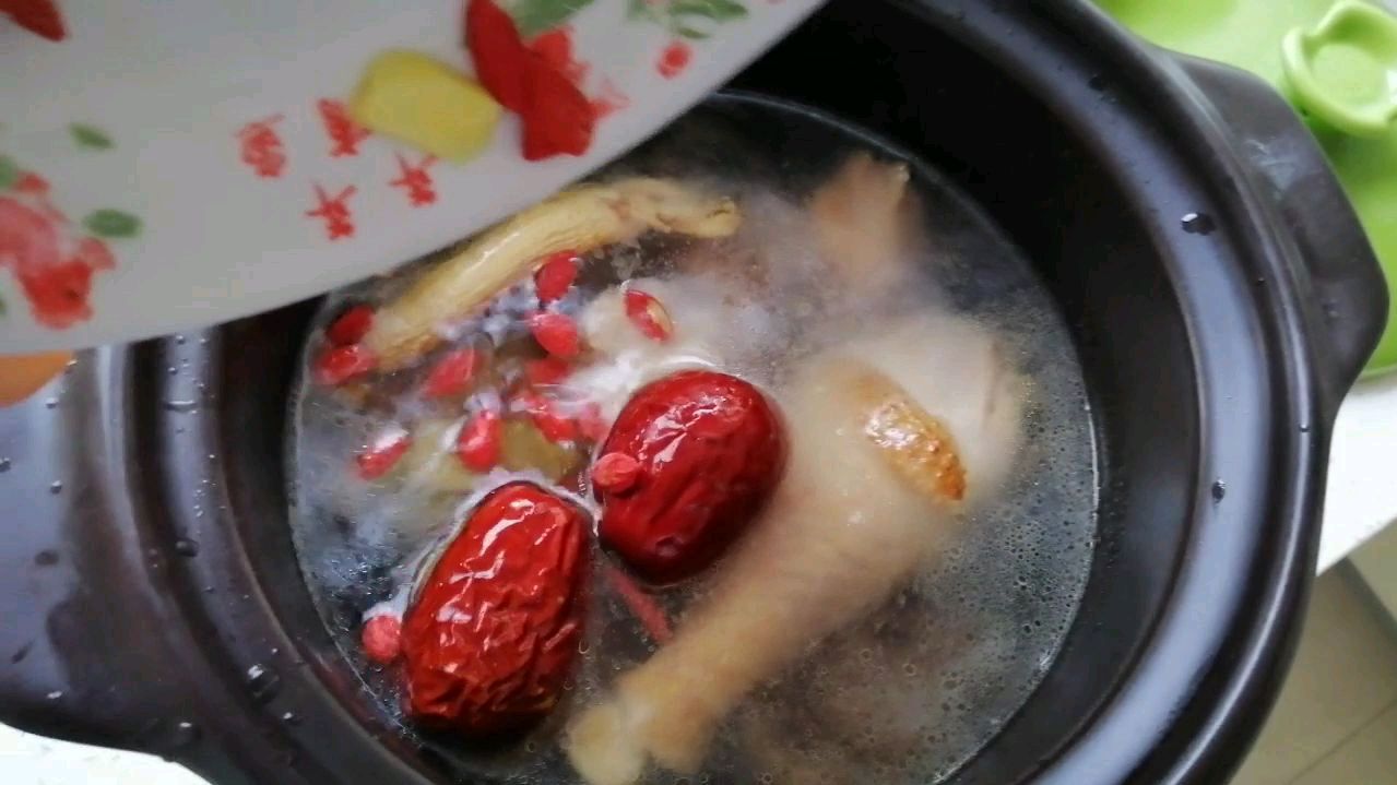 大补人参炖鸡超简单,就喝了一碗鸡汤,晚上就失眠了