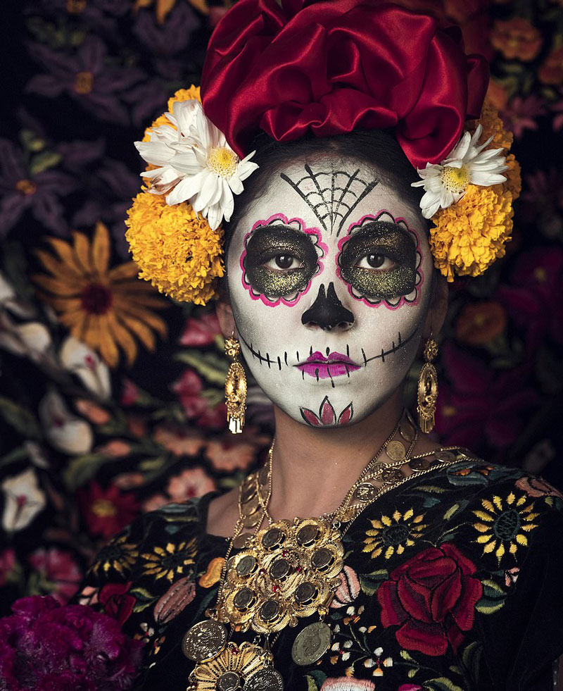 米尔部落里一位年长的女性.